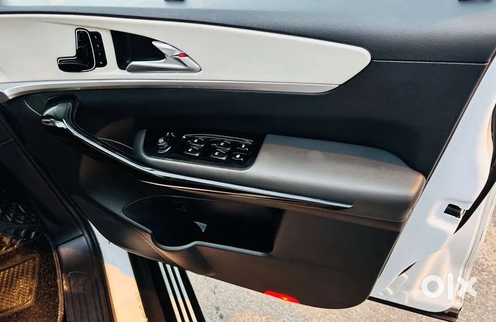 Mahindra Xuv700 Ax7 Luxury Pack Awd, 2022, Petrol