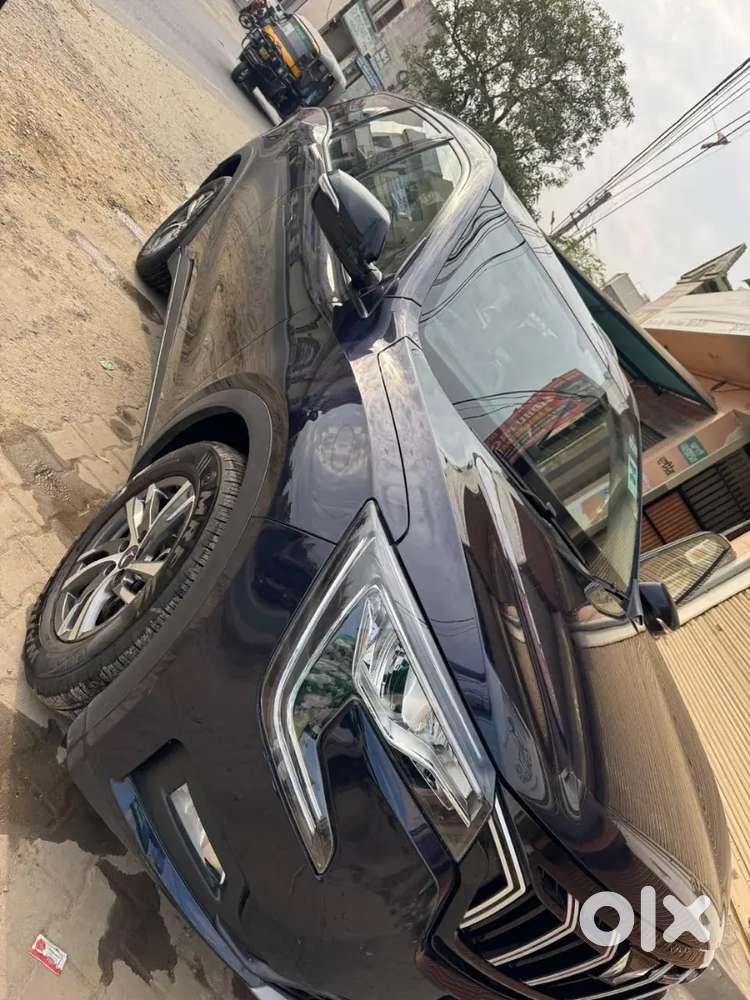 Mahindra Xuv700 Ax5 Jan 2023 Diesel 18500 Km Driven With Big Sunroof