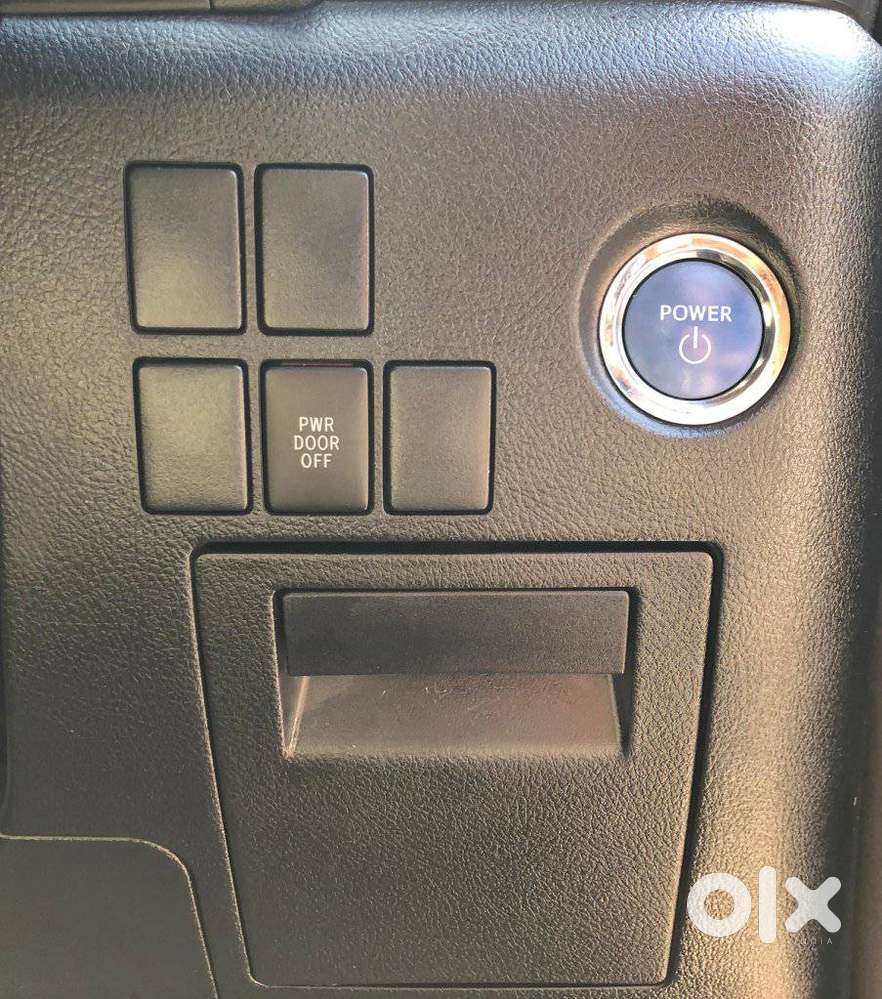 Toyota Vellfire 2.5 Executive Lounge, 2023, Cng & Hybrids