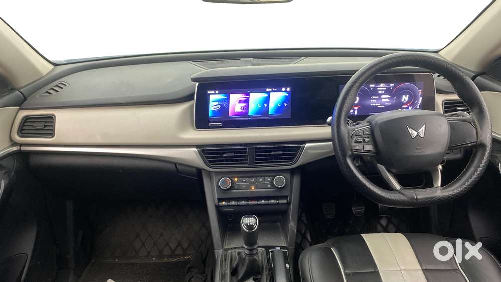 Mahindra Xuv700 2.0 Ax 5 Petrol Mt Str, 2022, Petrol