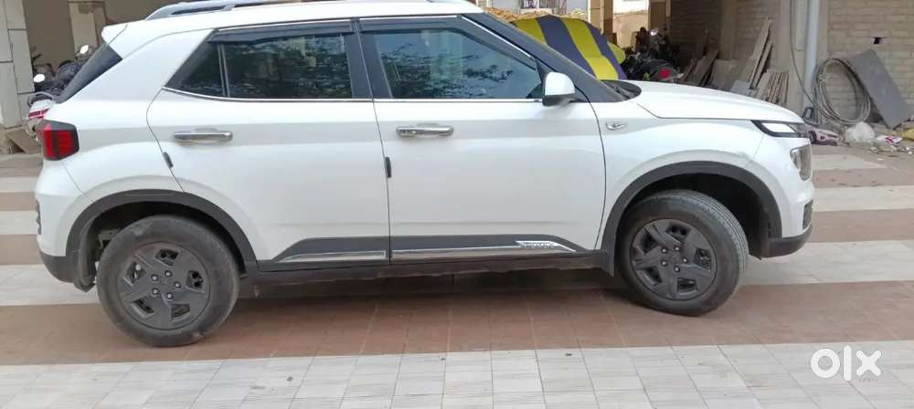 Hyundai New Venue 2023 Petrol Well Maintained