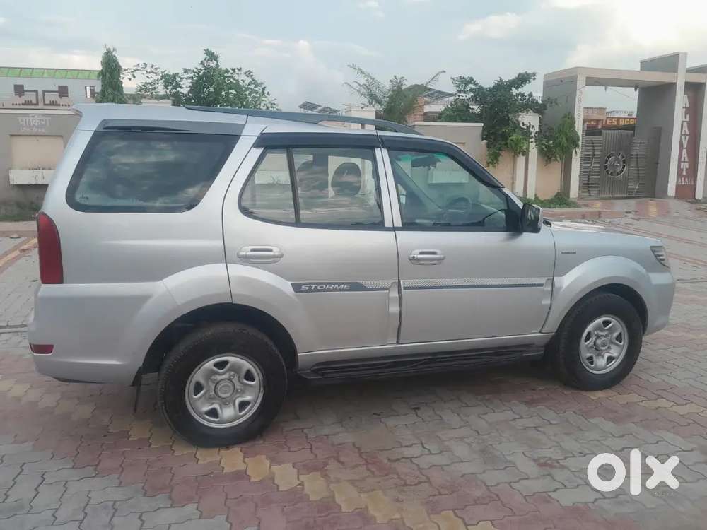 Tata Safari Storme 2015