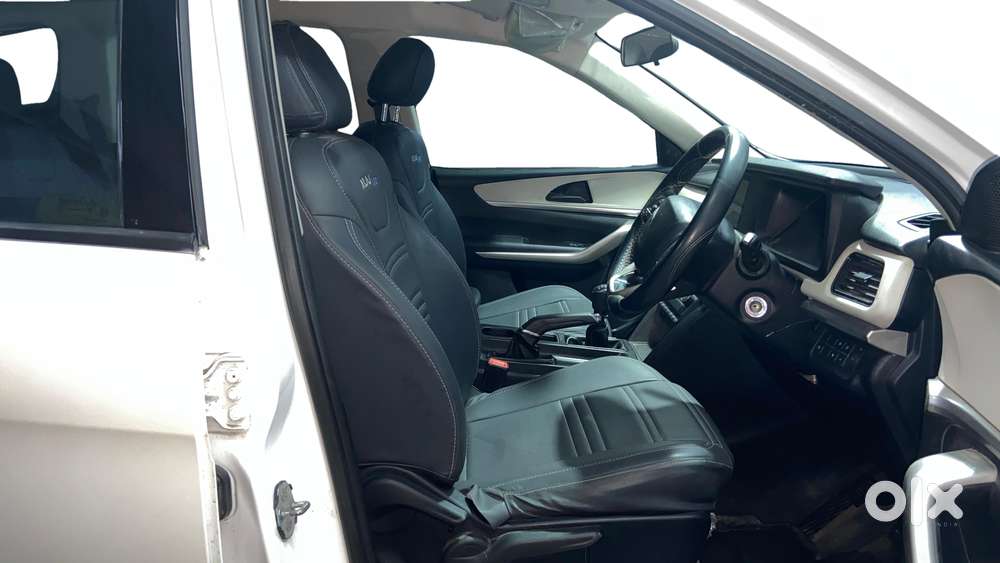 Mahindra Xuv700 2.0 Mx Petrol Mt 5 Str, 2023, Petrol