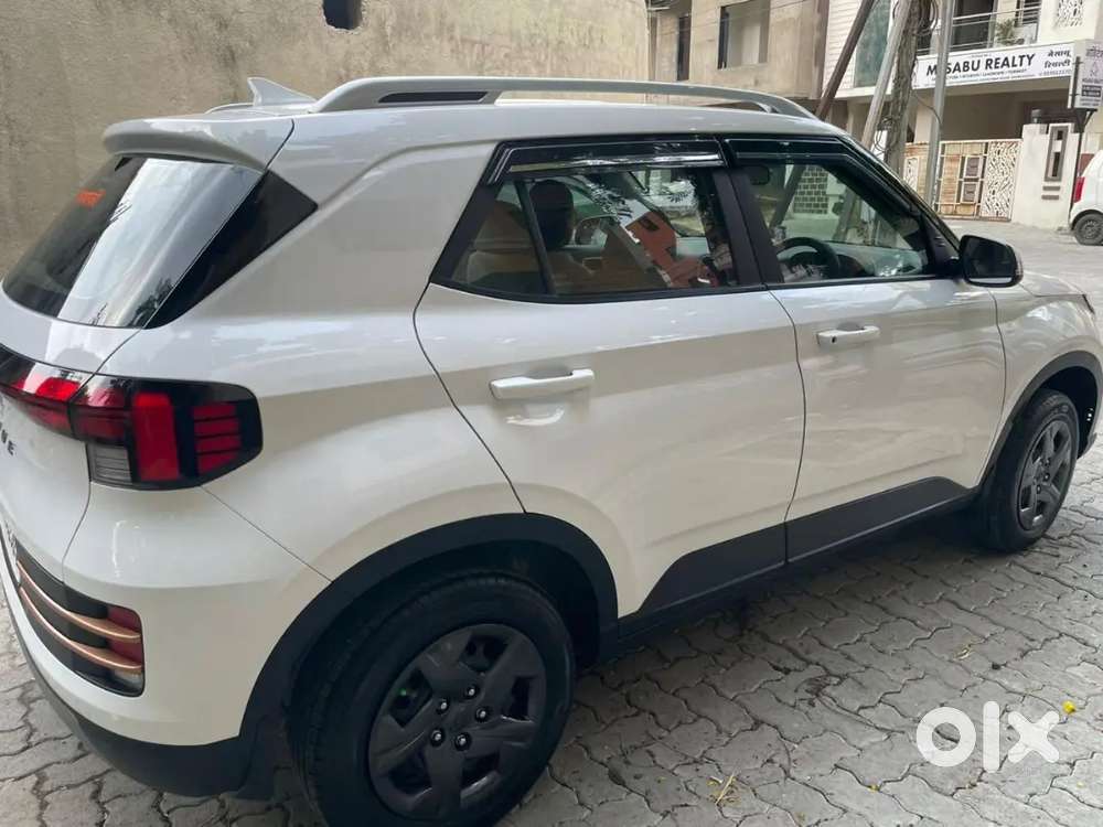 Hyundai Venue 2025 Diesel 11000 Km Driven