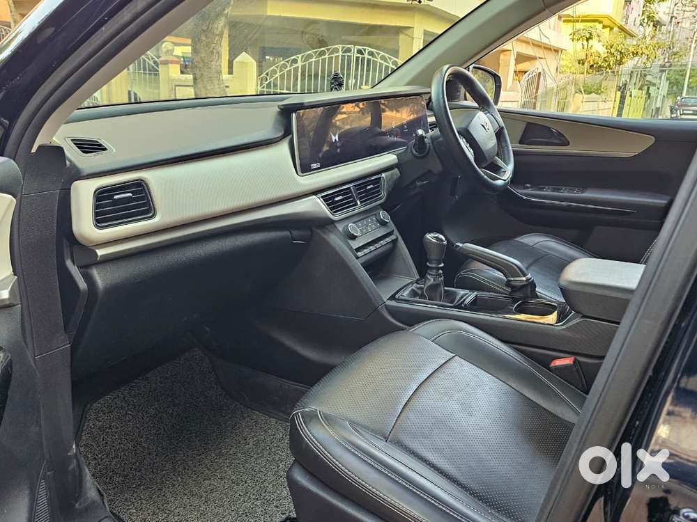 Mahindra Xuv700 2.0 Ax 5 Petrol Mt 7 Str, 2022, Petrol