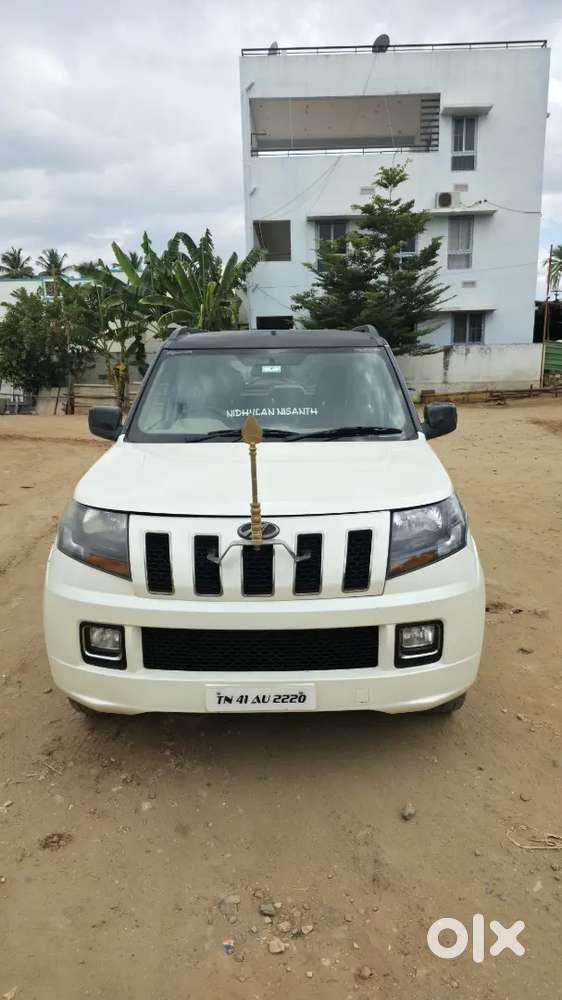 Mahindra Tuv 300 T10 (pearl White)