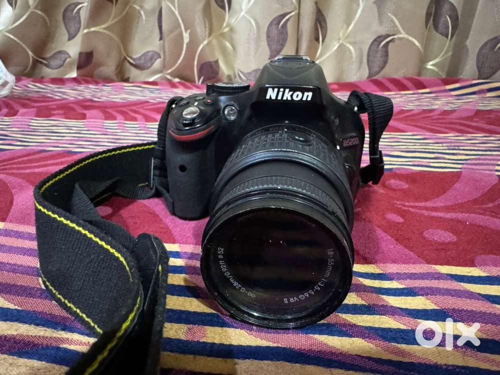 Nikon D5200 DSLR Bundle – Lens Bag Tripod Excellent Condition