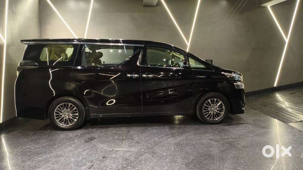 Toyota Vellfire 2.5 Executive Lounge, 2022, Petrol