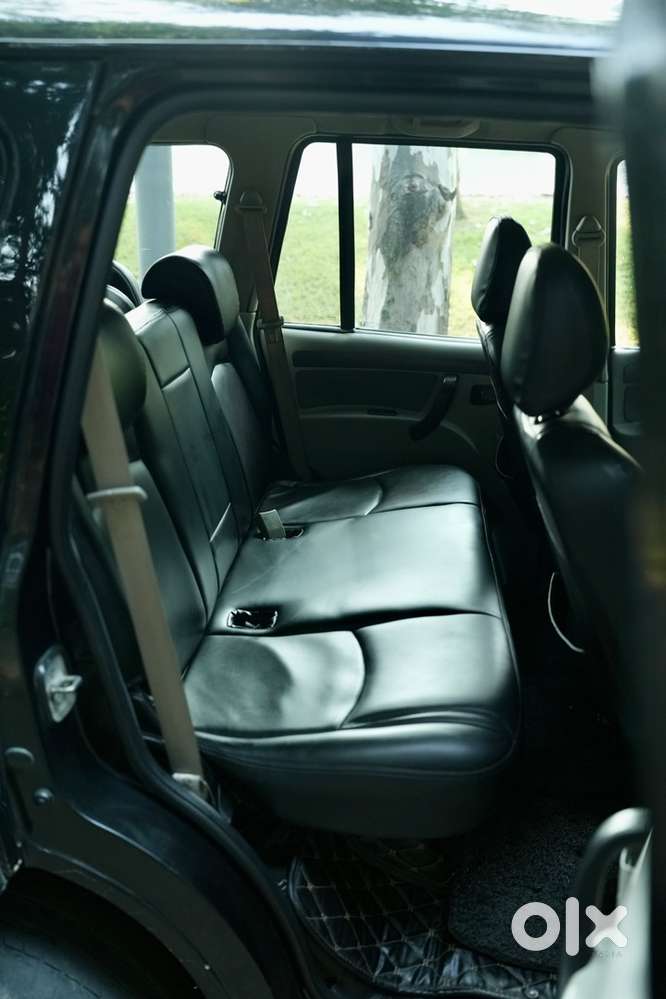 Mahindra Scorpio Black Diesel 2017