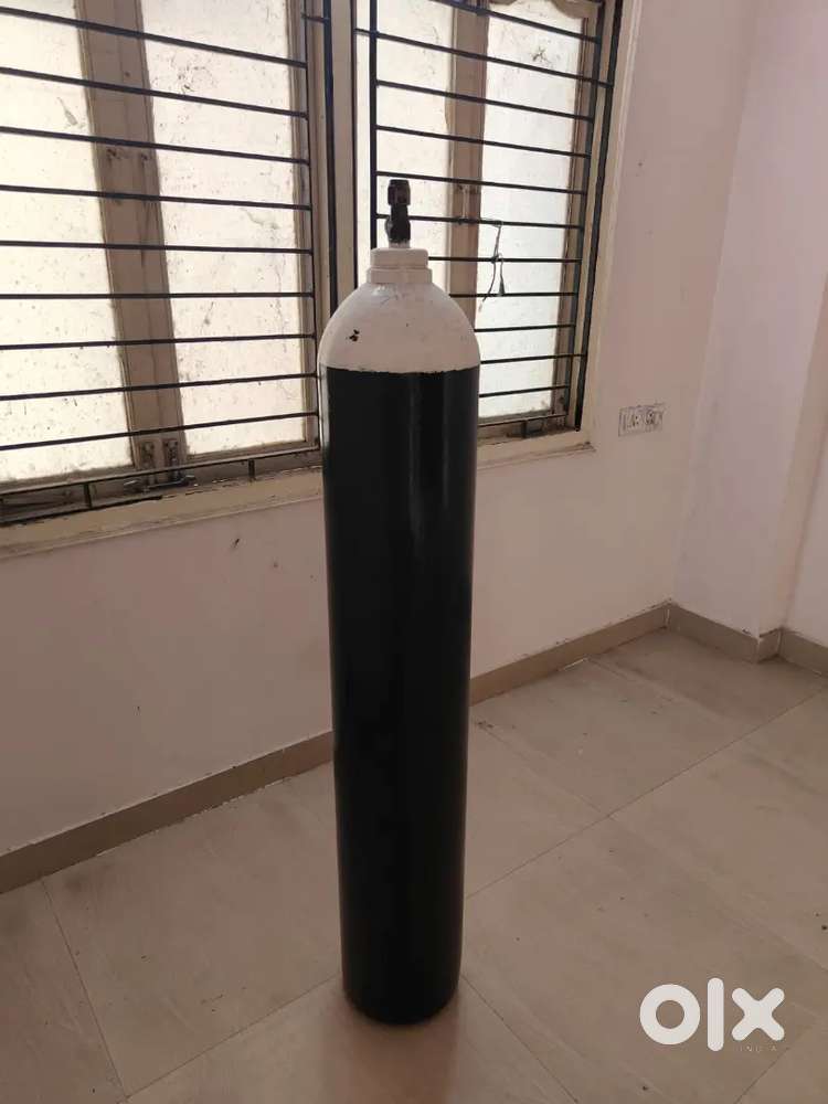 Oxygen gas cylinder