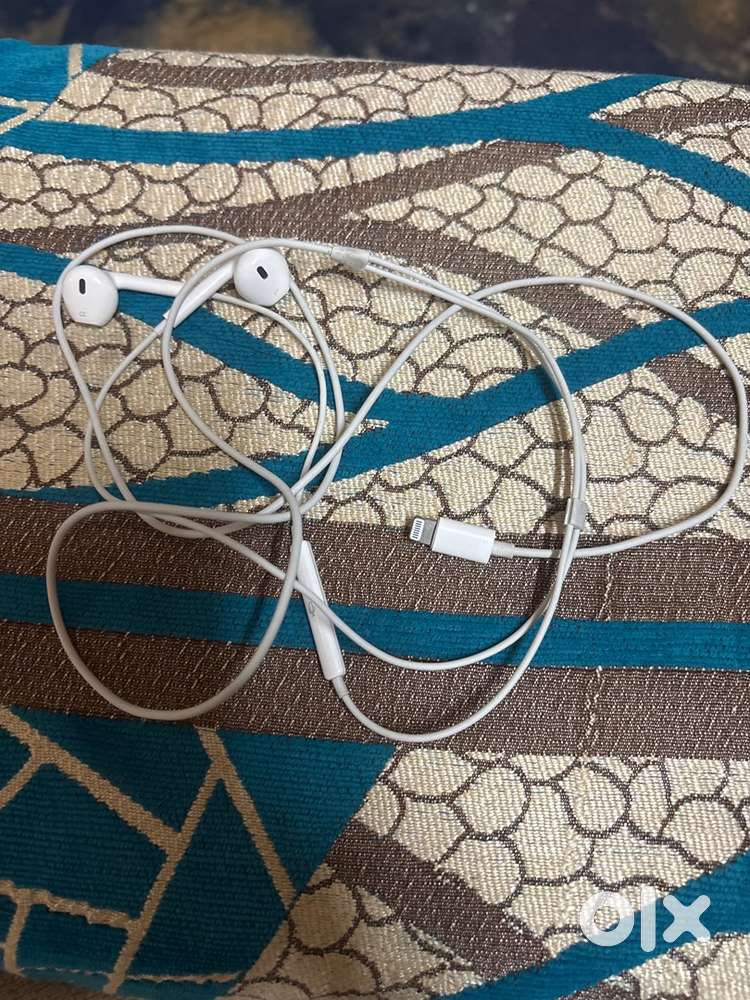 Apple original wired lightning  earphone for 11,12,13, till 14