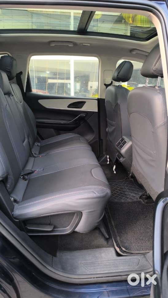 Mahindra Xuv700 2.0 Ax 5 Petrol Mt 7 Str, 2022, Petrol