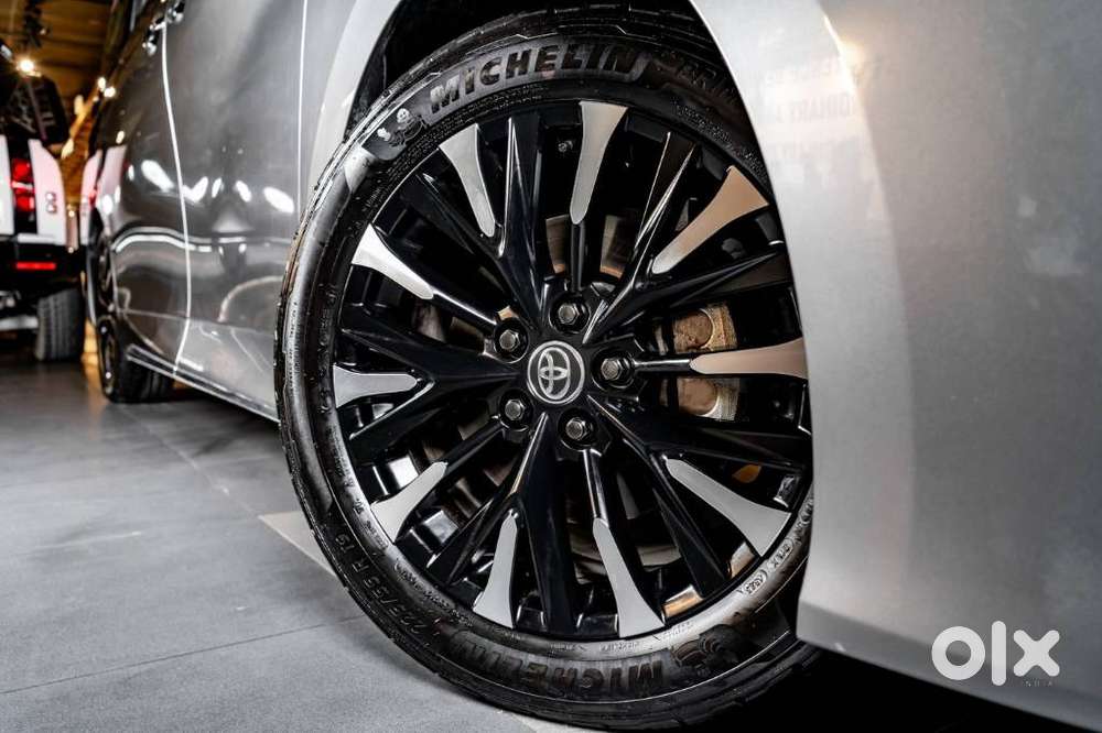 Toyota Vellfire 2.5 Executive Lounge, 2023, Petrol