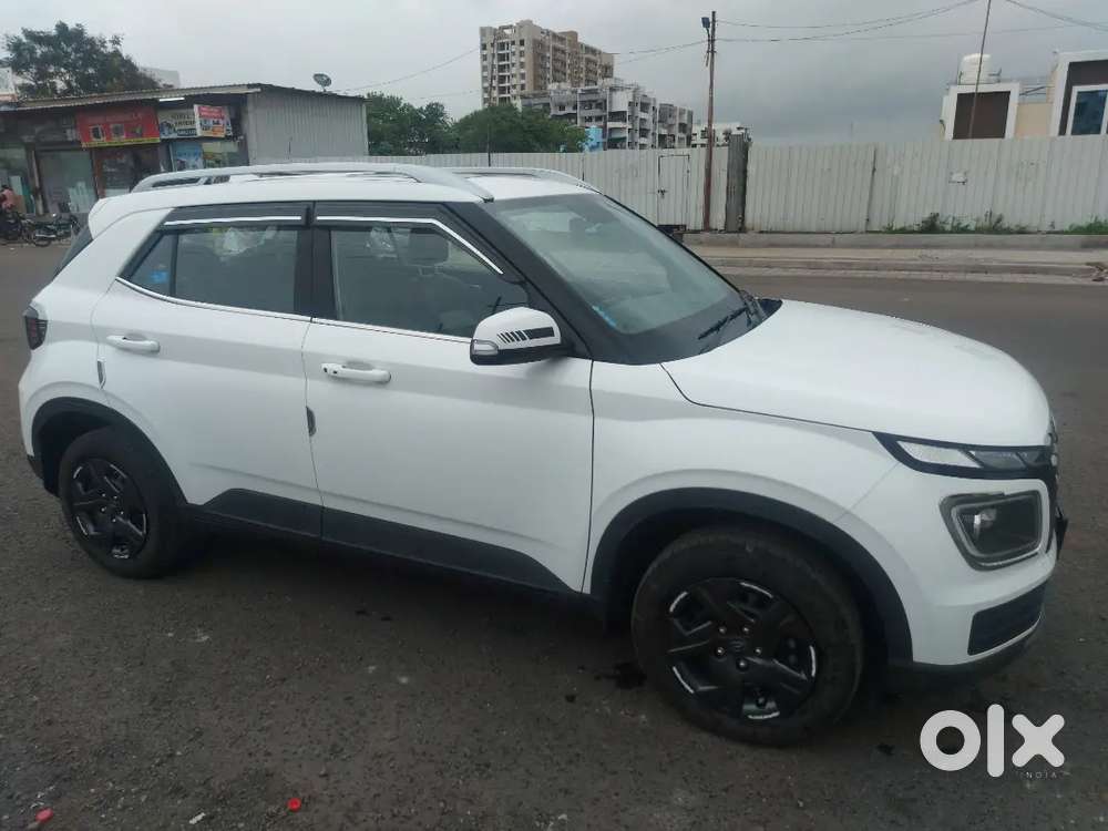 Hyundai Venue 2023 Petrol 18400 Km Driven