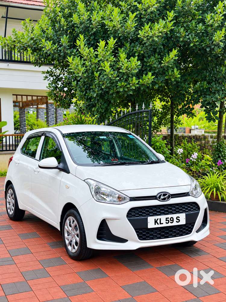 Hyundai Grand I10 2018 Reverse Camera Available And Apple Carplay