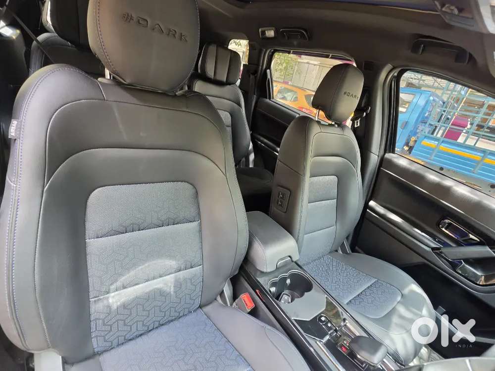 SAFARI 6S A BS6 P2 D ACC+DK (OBERON Black - Top End Dark Edition)
Seat