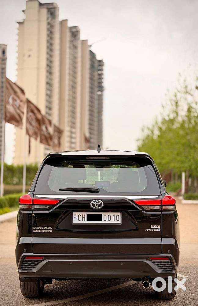 Toyota Innova Hycross, 2025