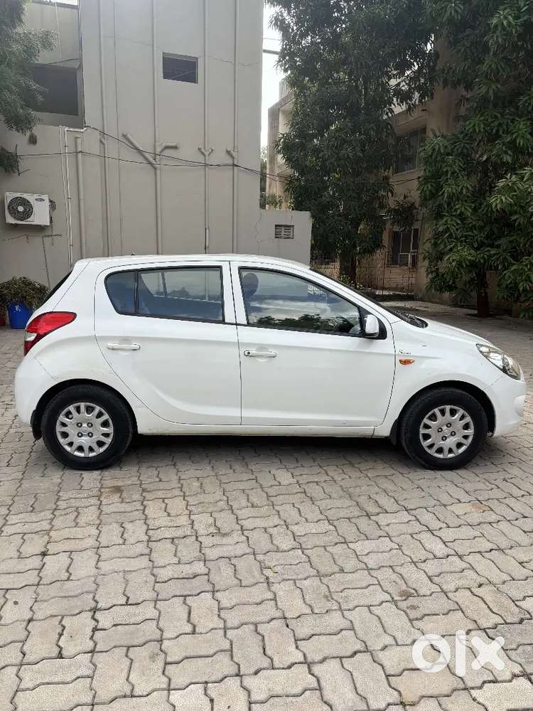 Doctor Female Car Reparshing Done Tiptop Condition