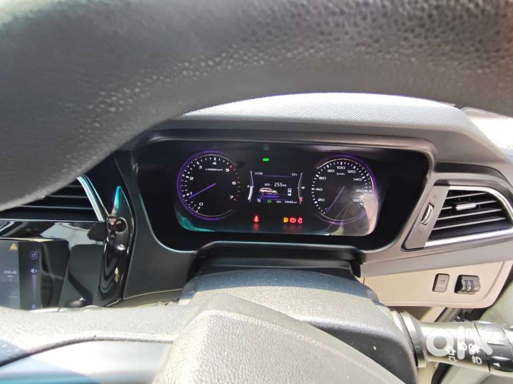 Mahindra Marazzo M8 - 8 Str