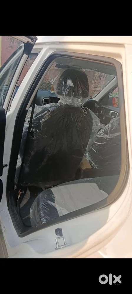 Hyundai Venue E Plus Sunroof 2025 Petrol 9800 Km Driven