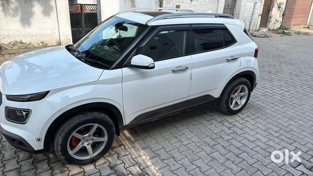 Hyundai Venue 2022 Petrol Well Maintained With Sunroof