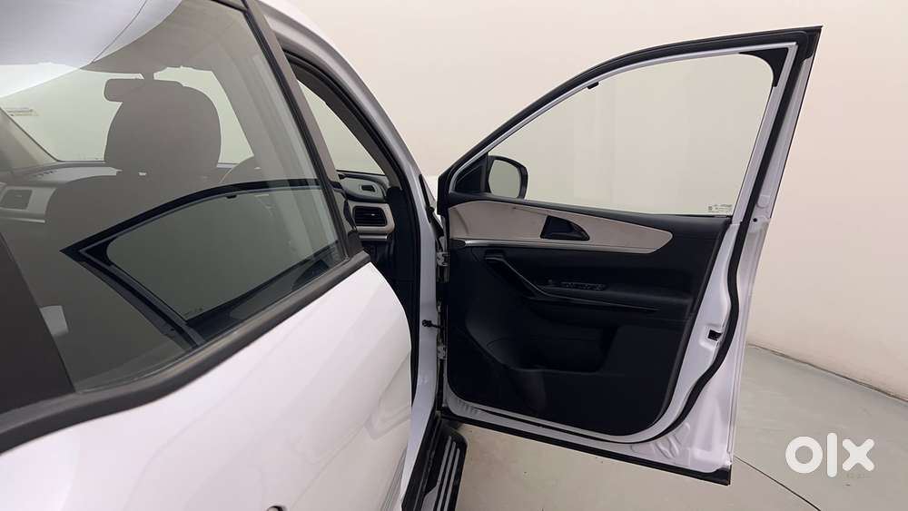 Mahindra Xuv700 2.2 Ax 5 Diesel At 7 Str, 2022, Diesel