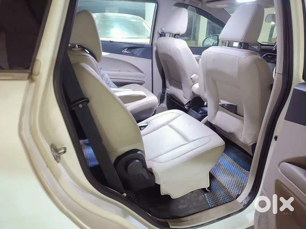 Mahindra Marazzo  M8 2018