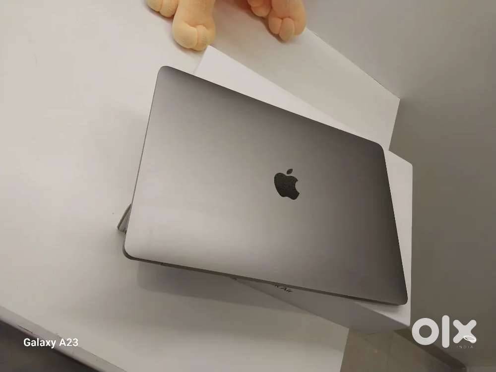 MacBook air M1 n&eacute;e condition box pack