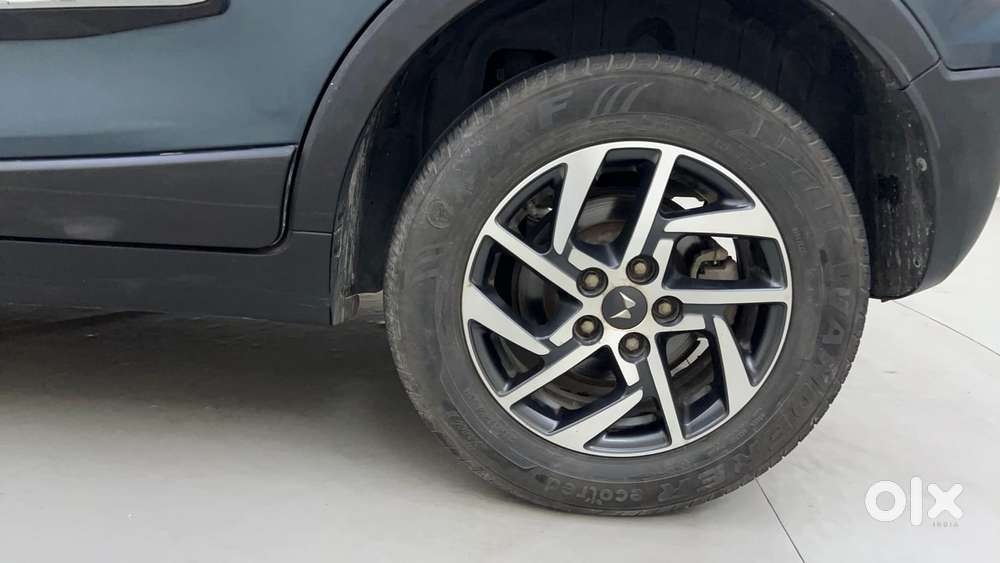 Mahindra Xuv300 1.2 W8 (o) Amt Petrol, 2022, Petrol