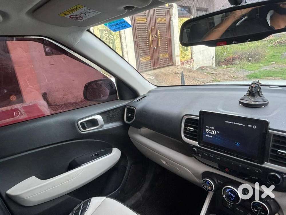 Hyundai Venue 2024 Petrol Well Maintained
