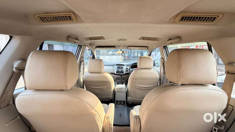 Toyota Innova 2.5 V Diesel | 1st Owner | Mh-20 Registered