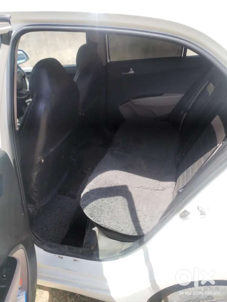 Hyundai Xcent 2016 (price 3,50,000)