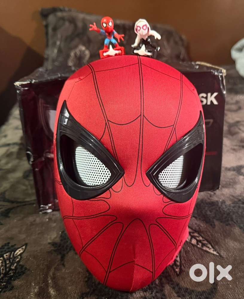 Combo offer Spider man mask with rare toy of spiderman and guen stacy