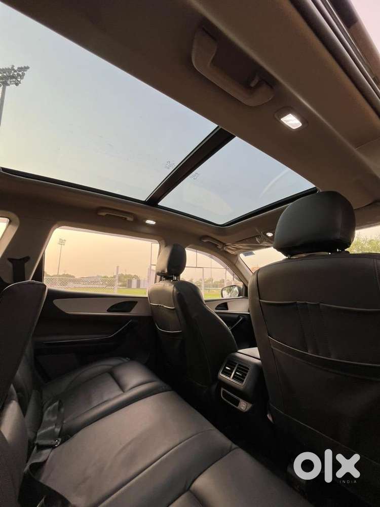 Mahindra Xuv700, Petrol Manual, Midnight Black (dark Blue).