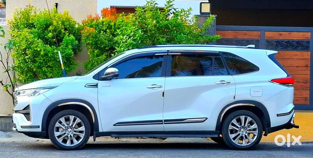 Toyota Innova Hycross 2.0 Zx Hybrid 7 Str, 2025, Petrol