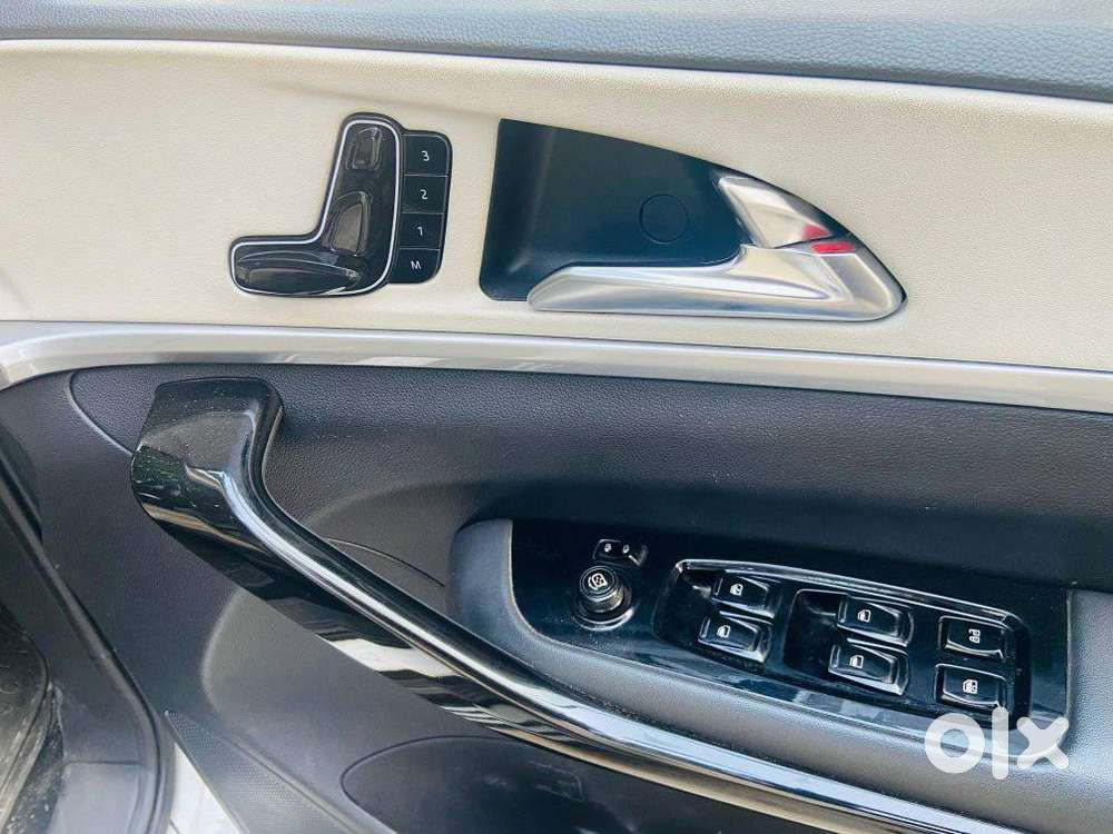 Mahindra Xuv700 2.0 Ax 7 Petrol At Luxury Pack Str, 2022, Petrol