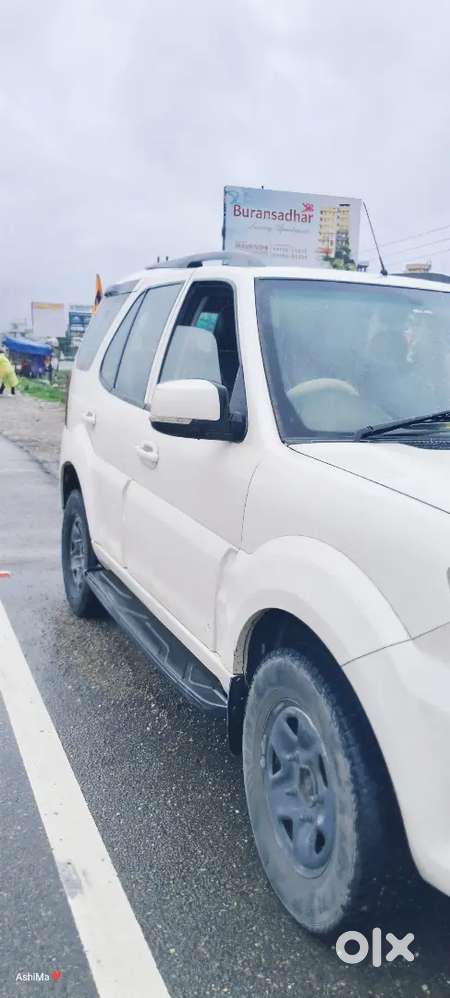 Tata Safari Storme 2015