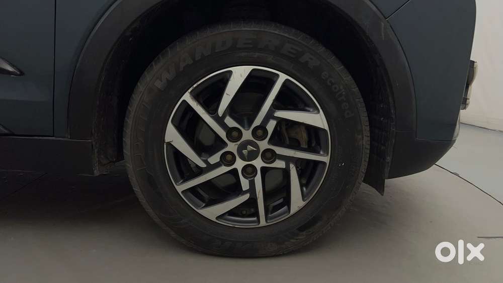 Mahindra Xuv300 1.2 W8 (o) Amt Petrol, 2022, Petrol
