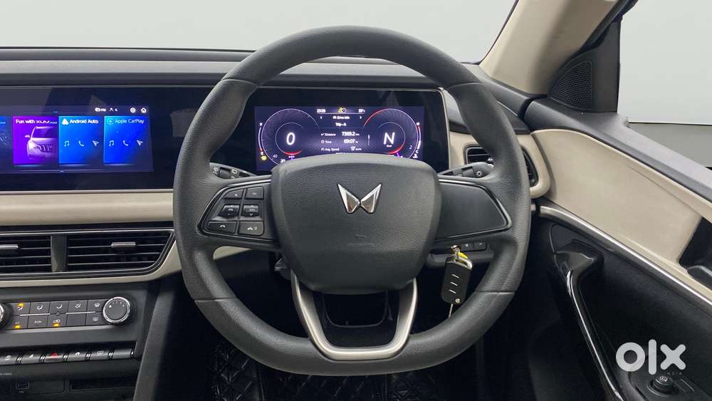 Mahindra Xuv700 2.0 Ax 5 Petrol Mt Str, 2022, Petrol