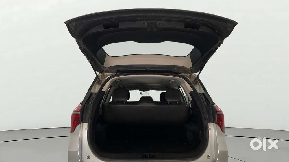 Mahindra Xuv700 2.0 Ax 5 Petrol Mt Str, 2022, Petrol
