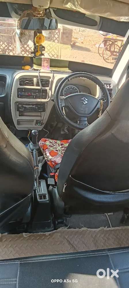 दो टायर नए दो टायर 50% है स्पेयर व्हील 70% Cng लगा हुआ है