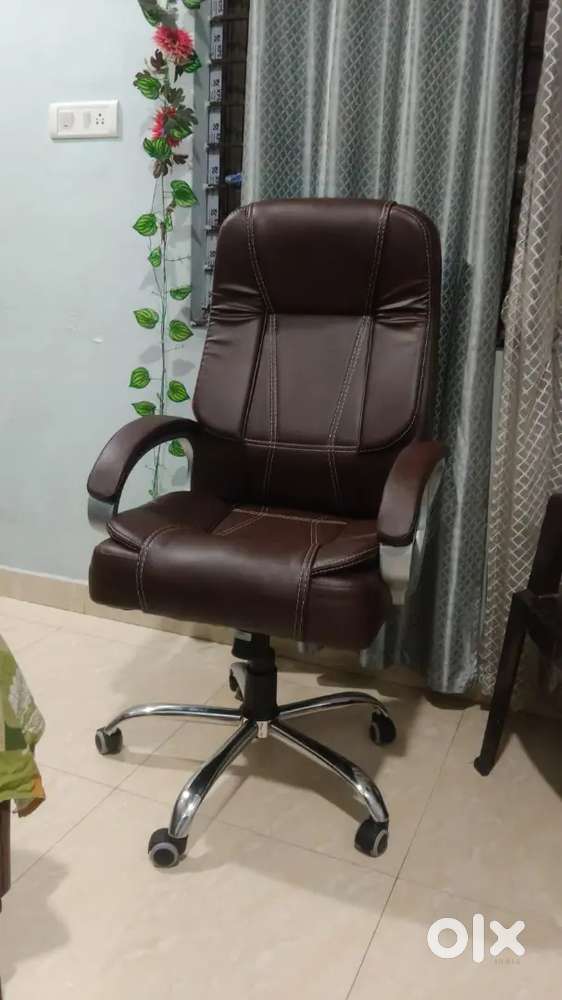 SITTING LEATHER CHAIR
