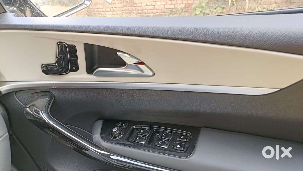 Mahindra Xuv700 2.0 Ax 7 Petrol At Str, 2025, Petrol