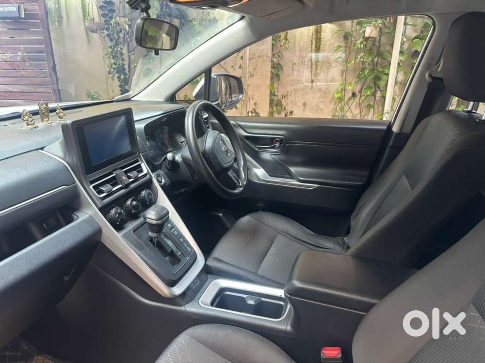 Bank Manger Owned  Innova Hycross At Cochin 68000 Thousand