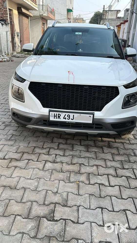 Hyundai Venue 2022 Petrol Well Maintained With Sunroof