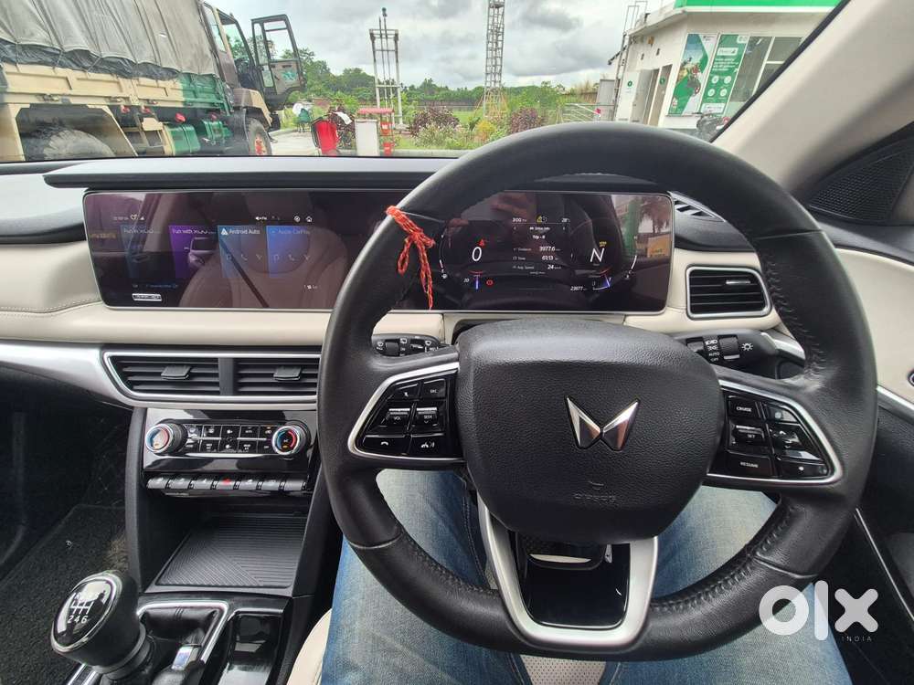 Mahindra Xuv700 2.0 Ax 5 Petrol Mt Str, 2023, Petrol