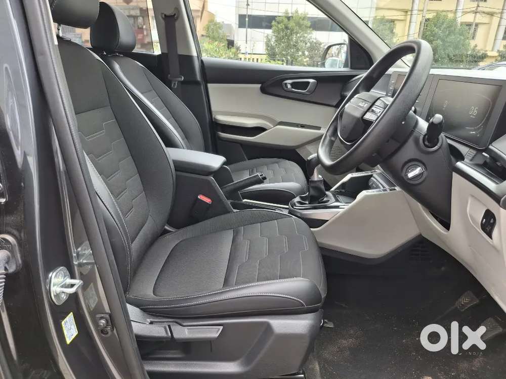 Kia Carens Clavis 2025 Petrol 5500 Km Driven
