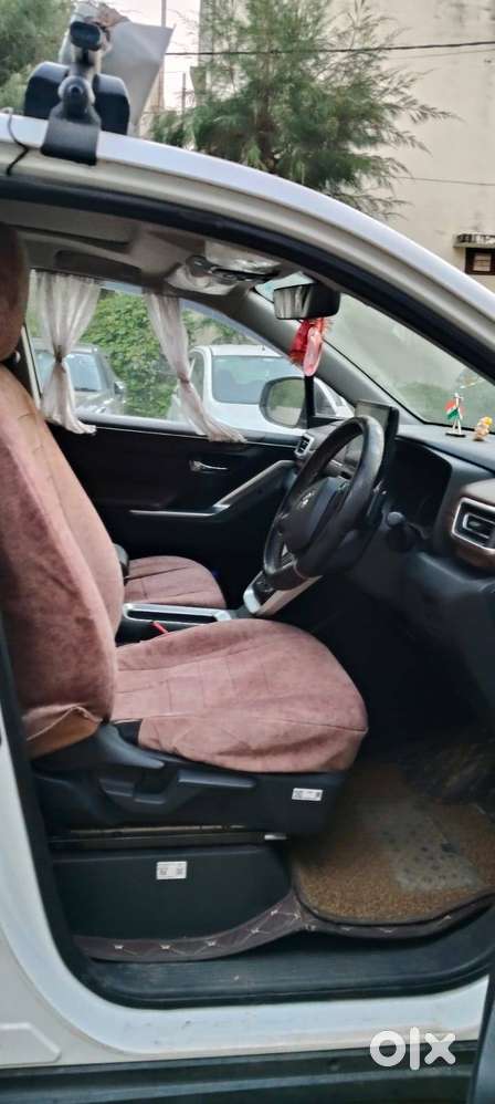 Toyota Innova Hycross Vx 2025