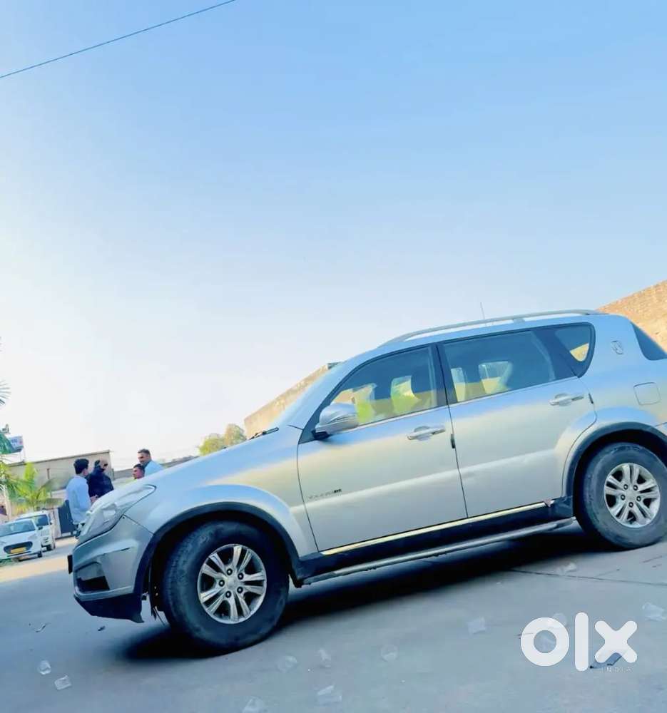 Mahindra Ssangyong Rexton 2013 Diesel 80000 Km Driven With Sunroof