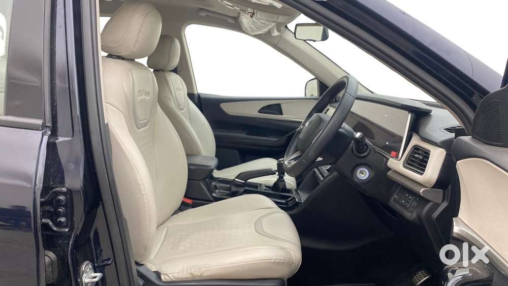 Mahindra Xuv700 2.0 Ax 5 Petrol Mt 7 Str, 2022, Petrol